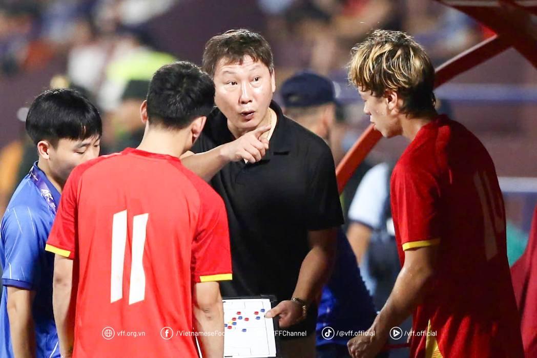 HLV Kim Sang Sik hài lòng về màn trình diễn của Viktor Lê
