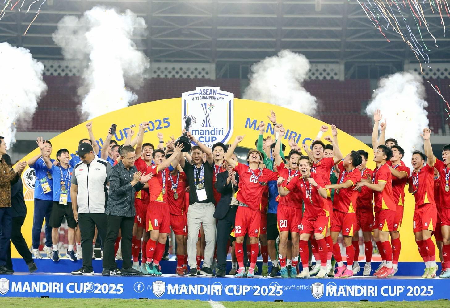 HLV Kim Sang Sik vô địch 2 giải đấu liên tiếp trong vòng 6 tháng