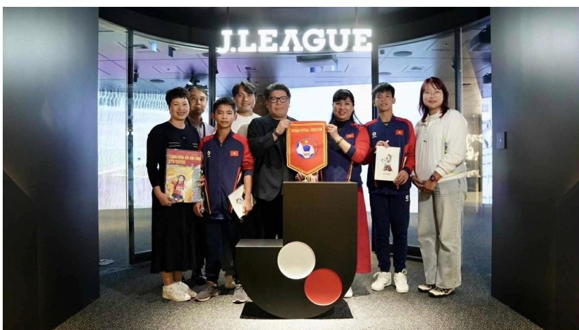 Hai cầu thủ nhí tham quan trụ sở làm việc của LĐBĐ Nhật Bản JFA và JLeague