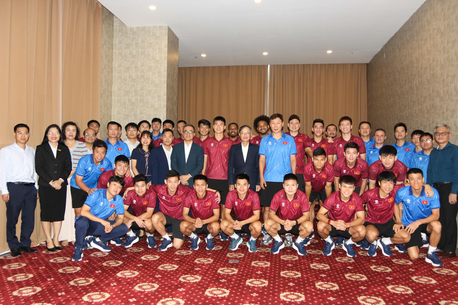 Ông Phan Minh Chiến – Tham tán Công sứ Đại sứ quán Việt Nam tại Lào – phát biểu tại buổi gặp gỡ, động viên ĐTQG Việt Nam.