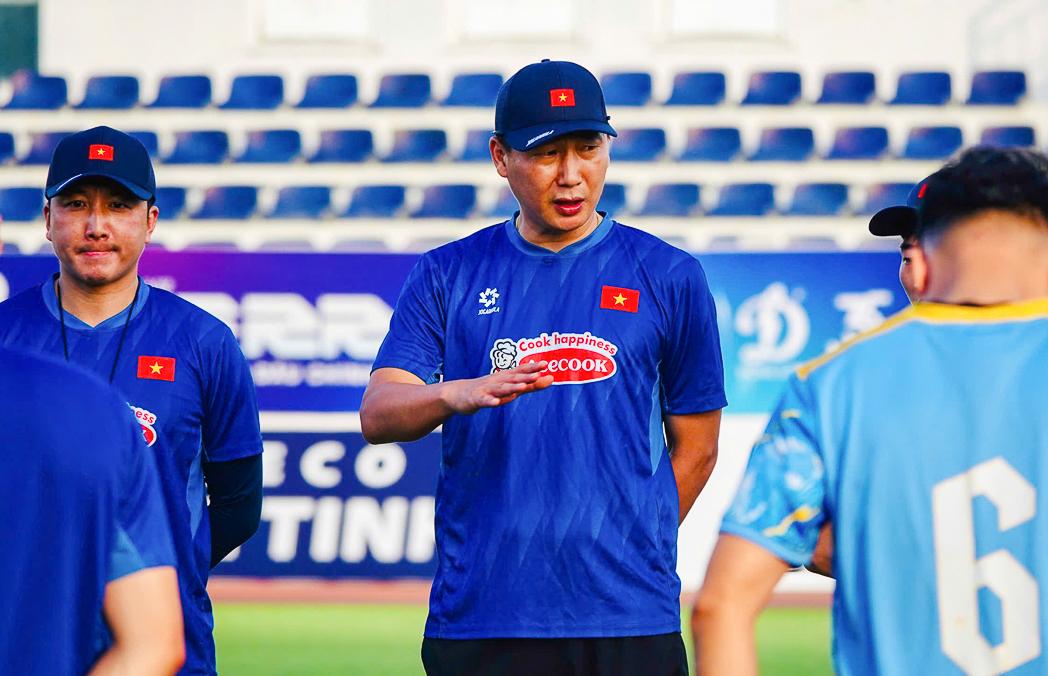 HLV Kim Sang Sik phải loại 5 cầu thủ trước khi lên đường sang Thái Lan 