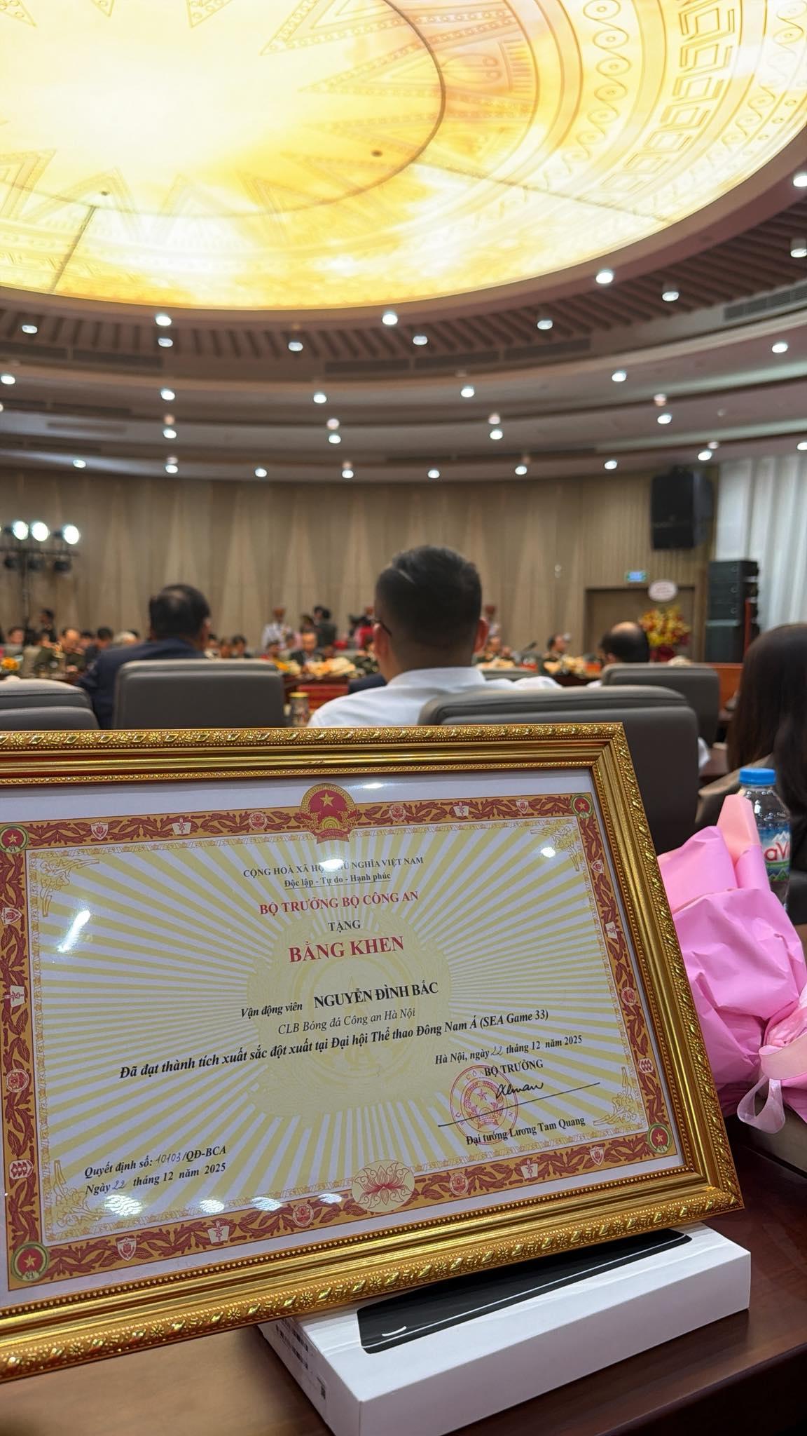 Đình Bắc nhận bằng khen từ Bộ trưởng Bộ Công an